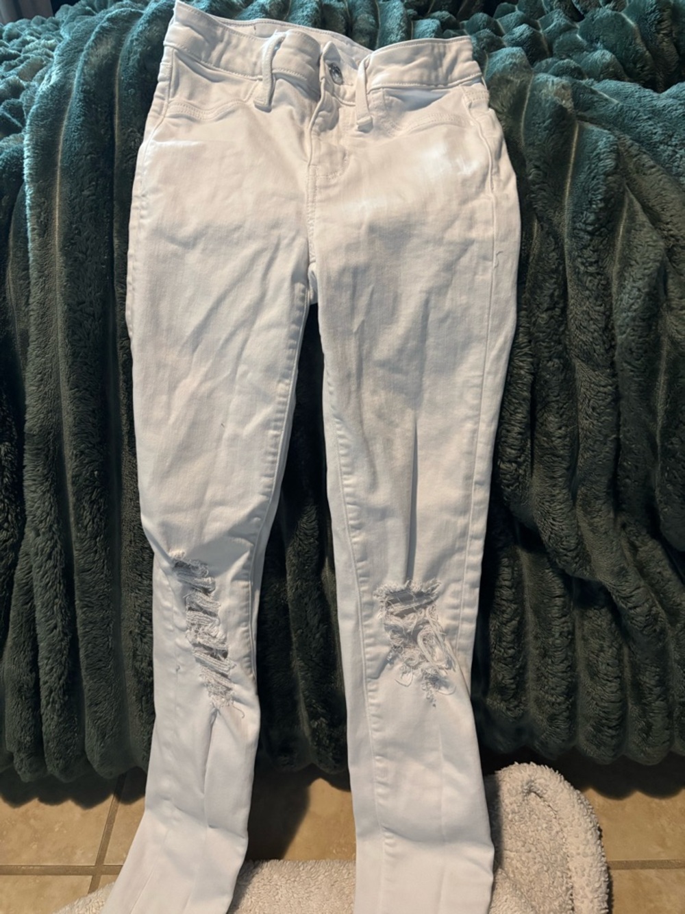 American Eagle Outfitters White Distressed Skinny Jeans (high-rise)